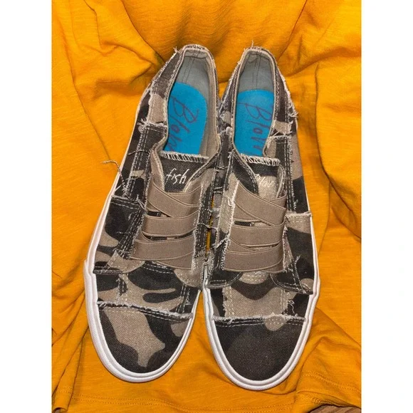 Blowfish Malibu Slip On Sneakers Camouflage Distressed Canvas Women's Size 10 - Picture 1 of 7